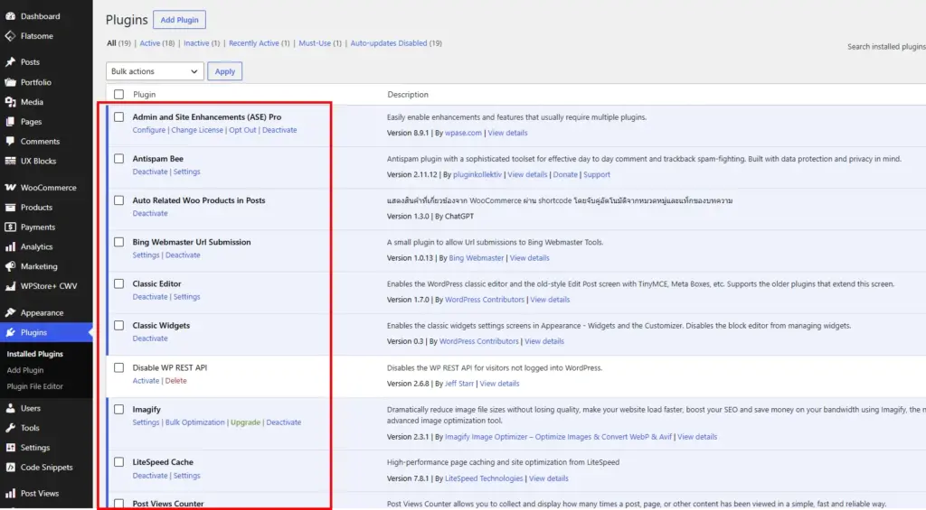 ภาพหน้าจอแสดงระบบหลังบ้านของเว็บไซต์ WordPress ในส่วนหน้ารายการปลั๊กอินที่ติดตั้งไว้ทั้งหมด โดยมีการตีกรอบสีแดงเพื่อแสดงให้เห็นถึงขั้นตอนการตรวจสอบรายชื่อปลั๊กอินอย่างละเอียด เพื่อค้นหาปลั๊กอินที่ไม่ได้ใช้งาน ปลั๊กอินที่ไม่อัปเดต หรือปลั๊กอินเถื่อนที่อาจเป็นช่องโหว่ให้แฮกเกอร์นำมัลแวร์เข้ามาฝังและเปลี่ยนเส้นทางเว็บไซต์ได้